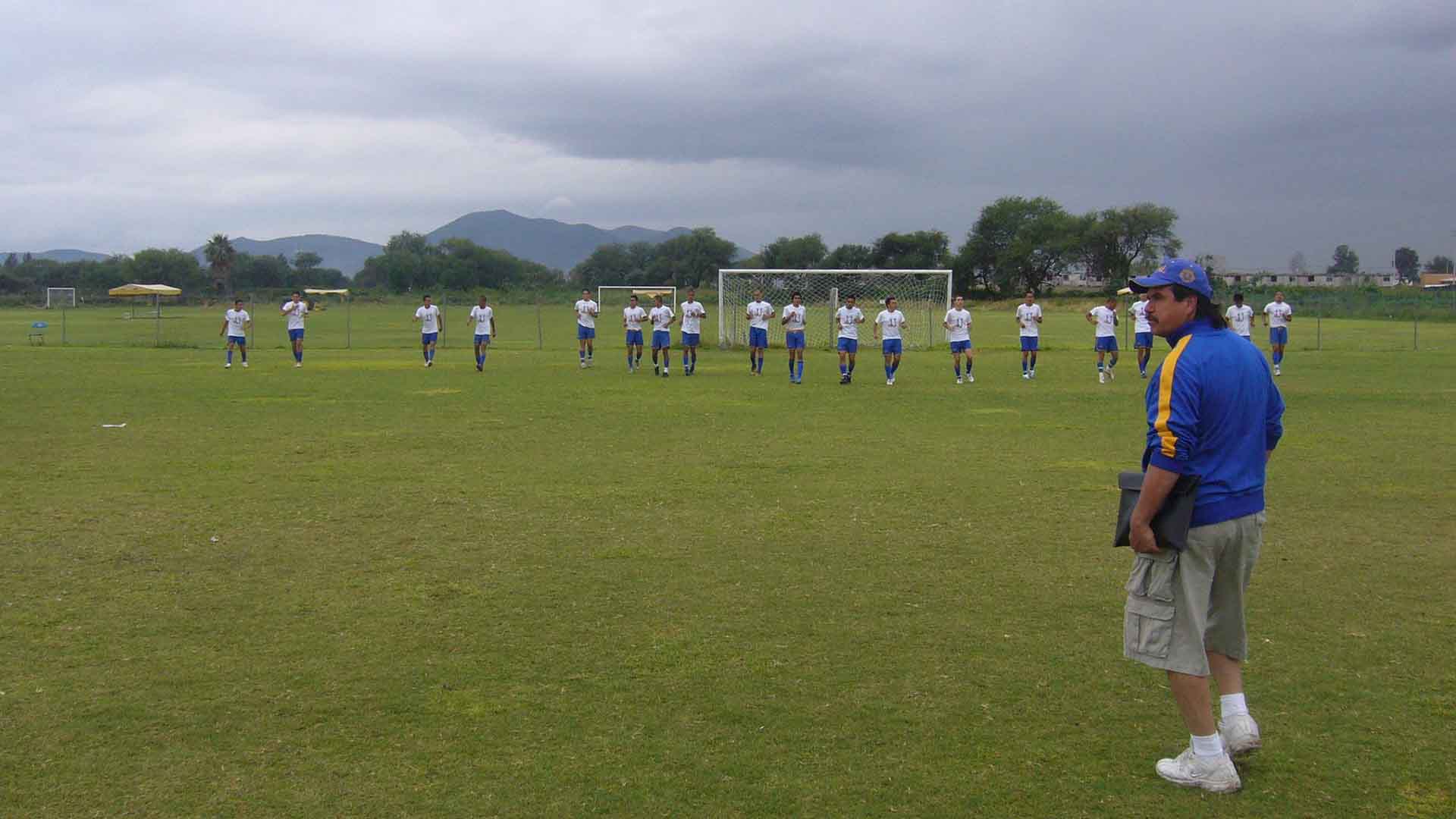 Cumple Profe “Mike” sus sueños en las canchas de la UANL