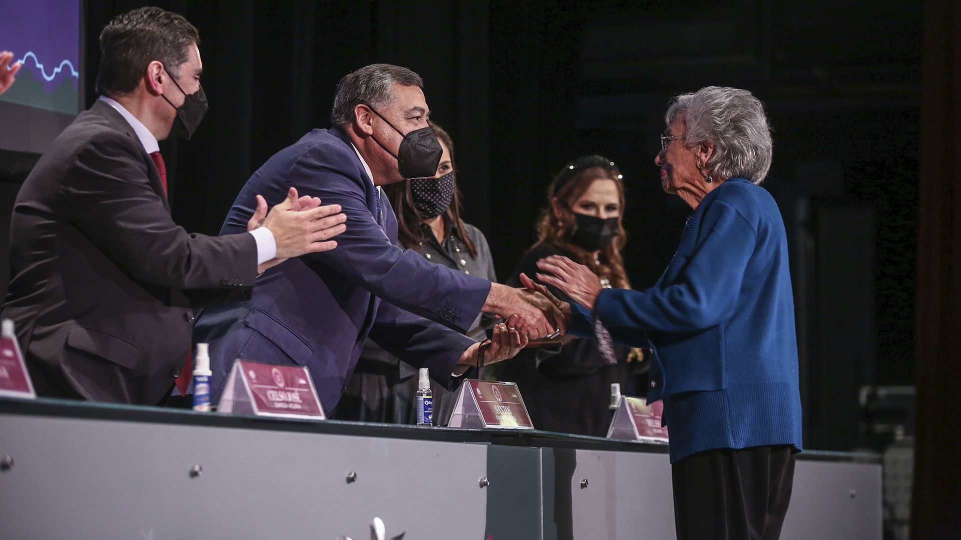 Distinguen a creadoras con la Medalla al Mérito Artístico