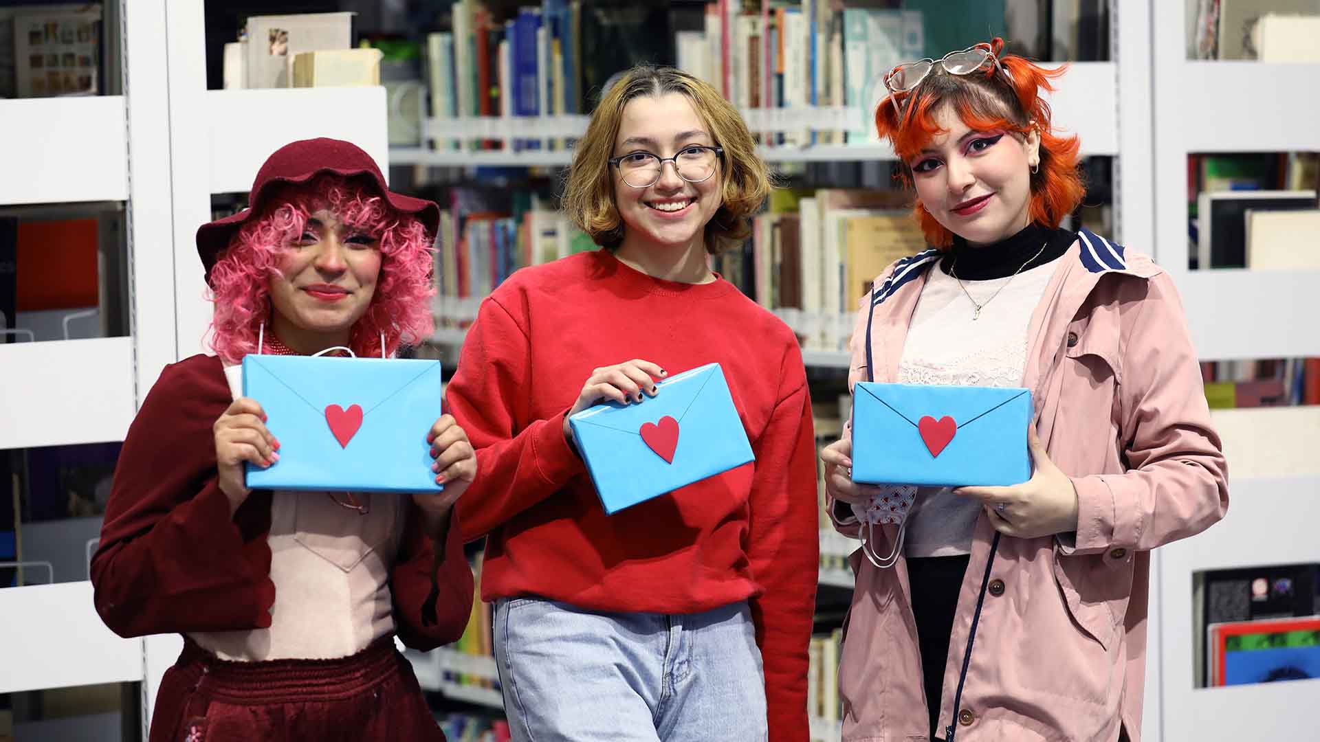 Tienen alumnos cita a ciegas con los libros