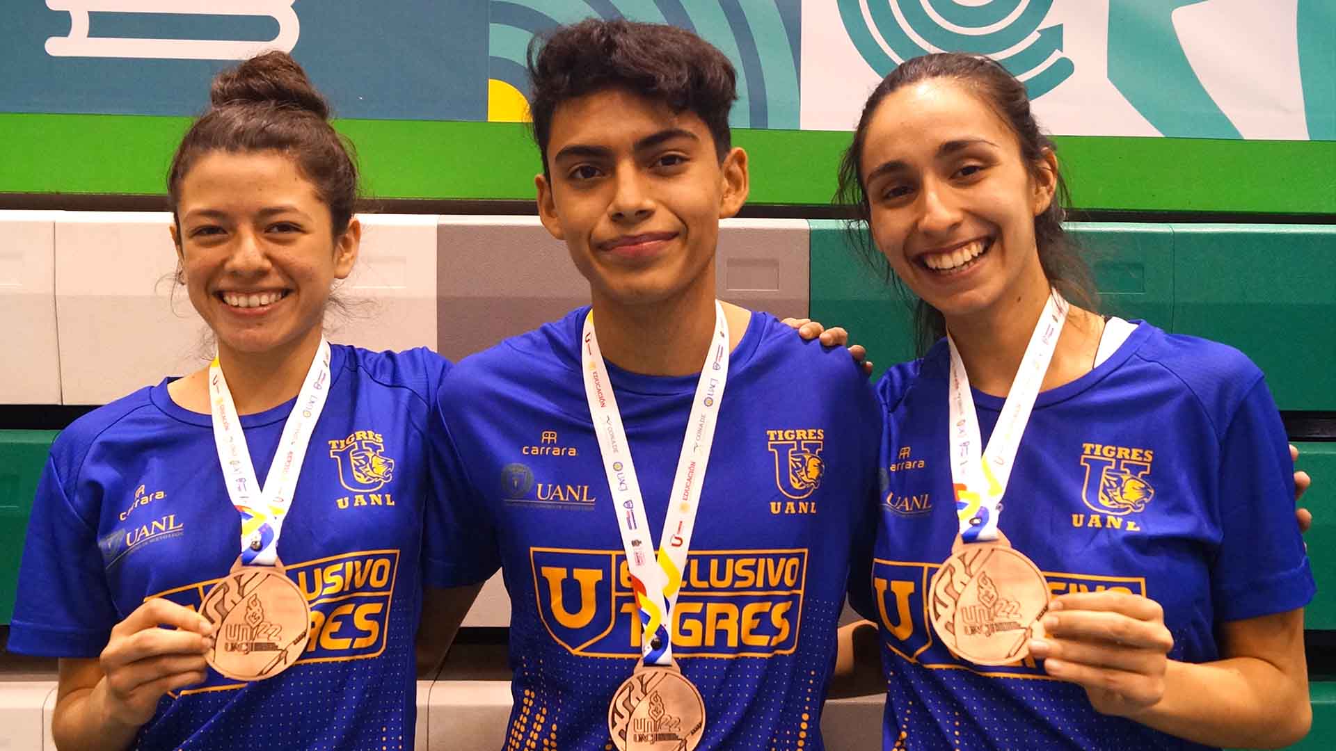 Se cuelgan 3 bronces en tae kwon do universitario