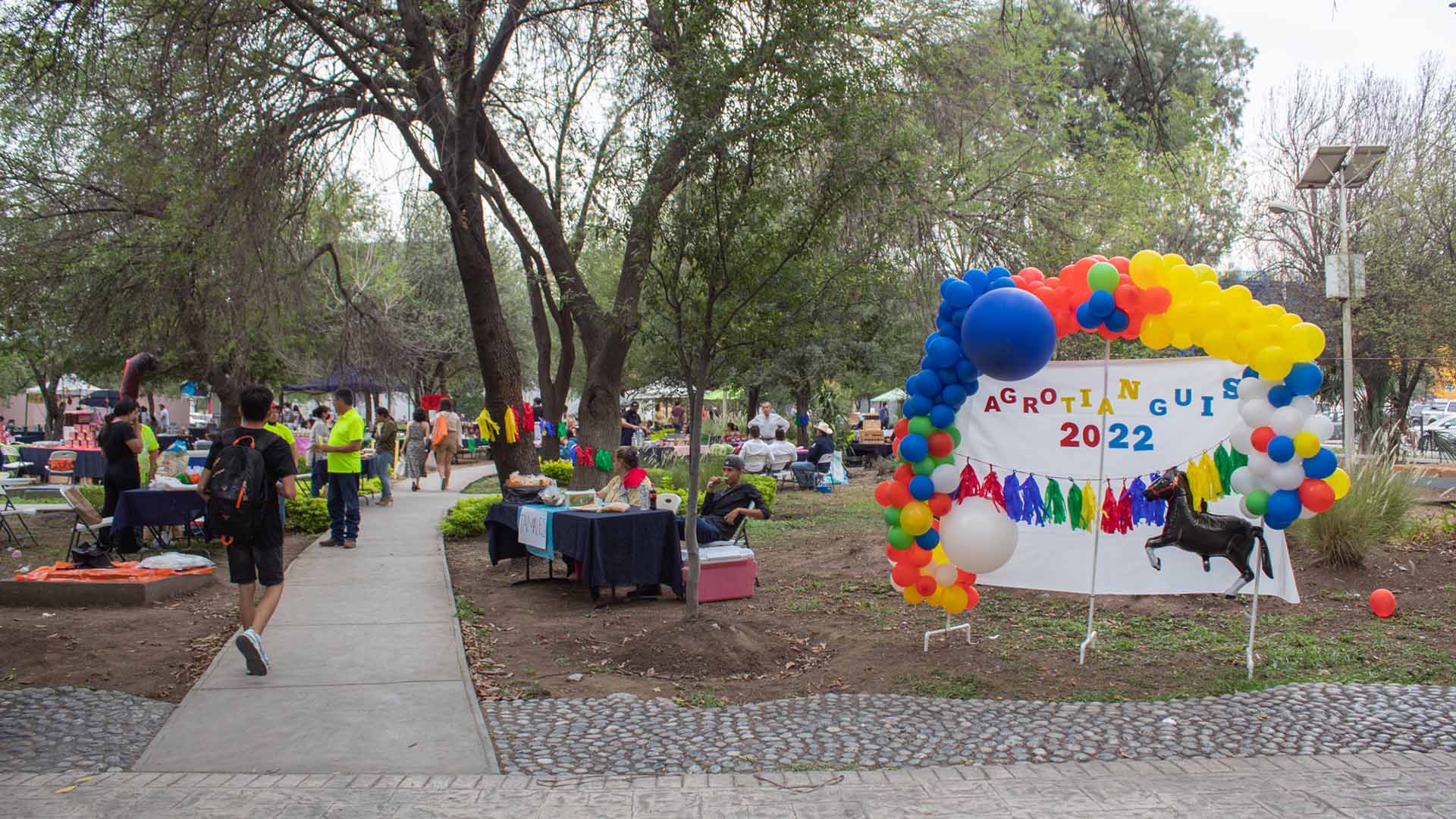 Llevan productos del campo a Ciudad Universitaria