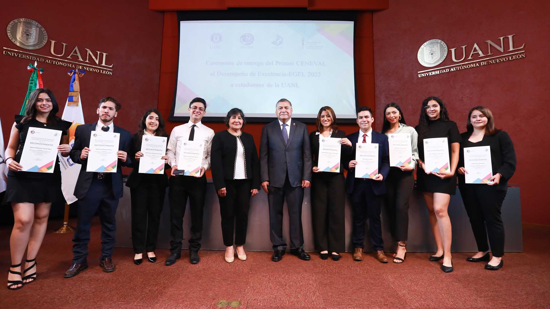 Arrasa UANL con premios Ceneval