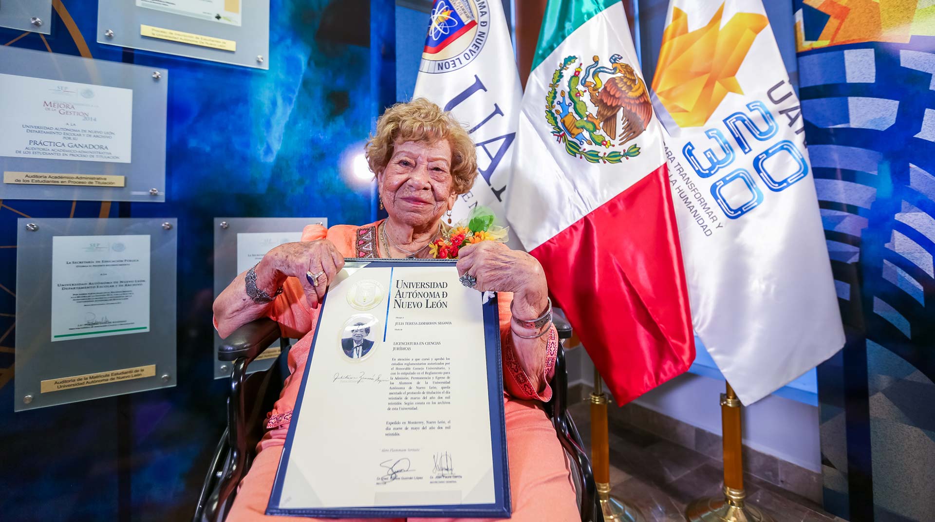 Se titula como abogada a los cien años de edad