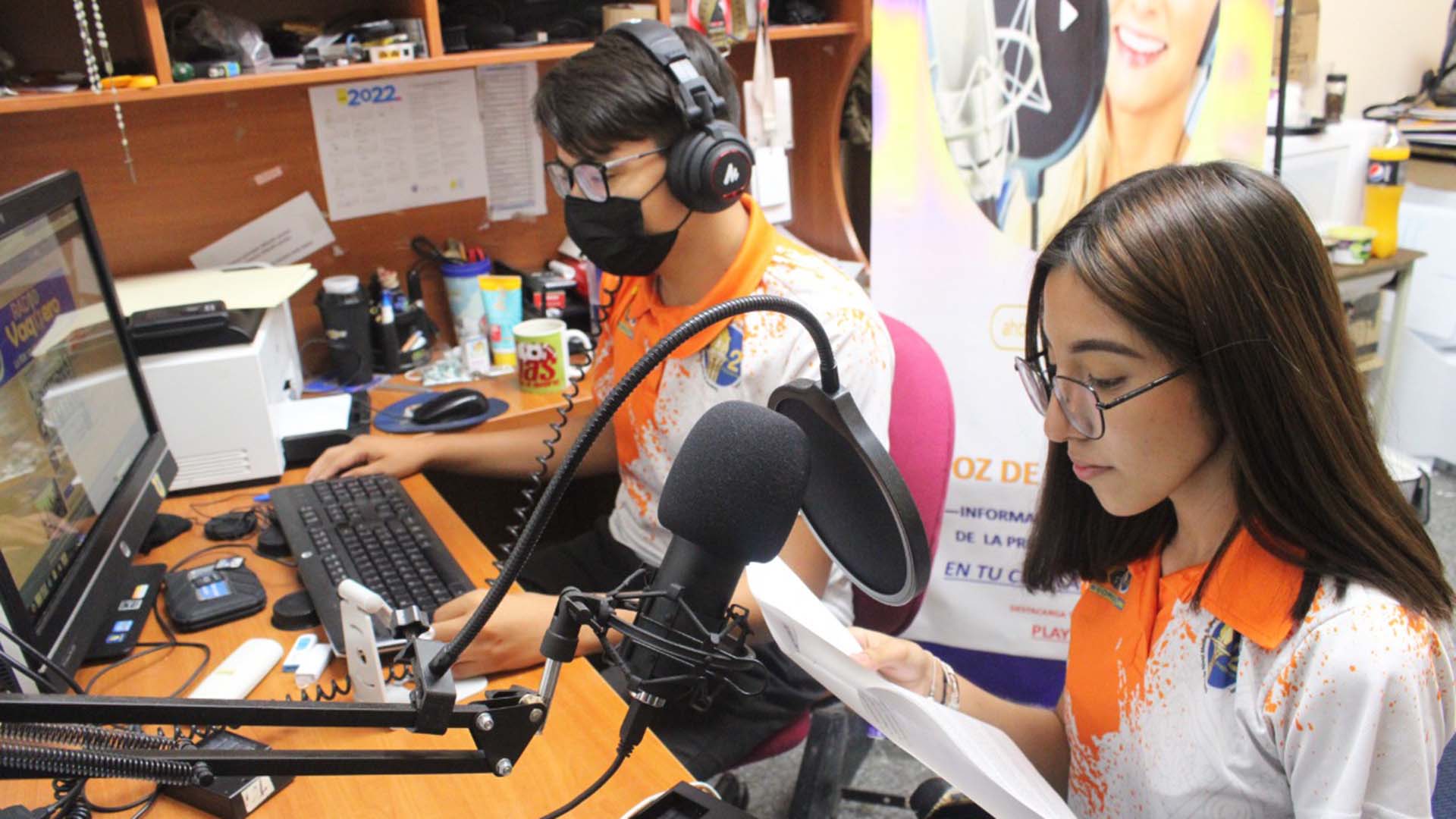 Transmiten emoción de hacer radio entre jóvenes