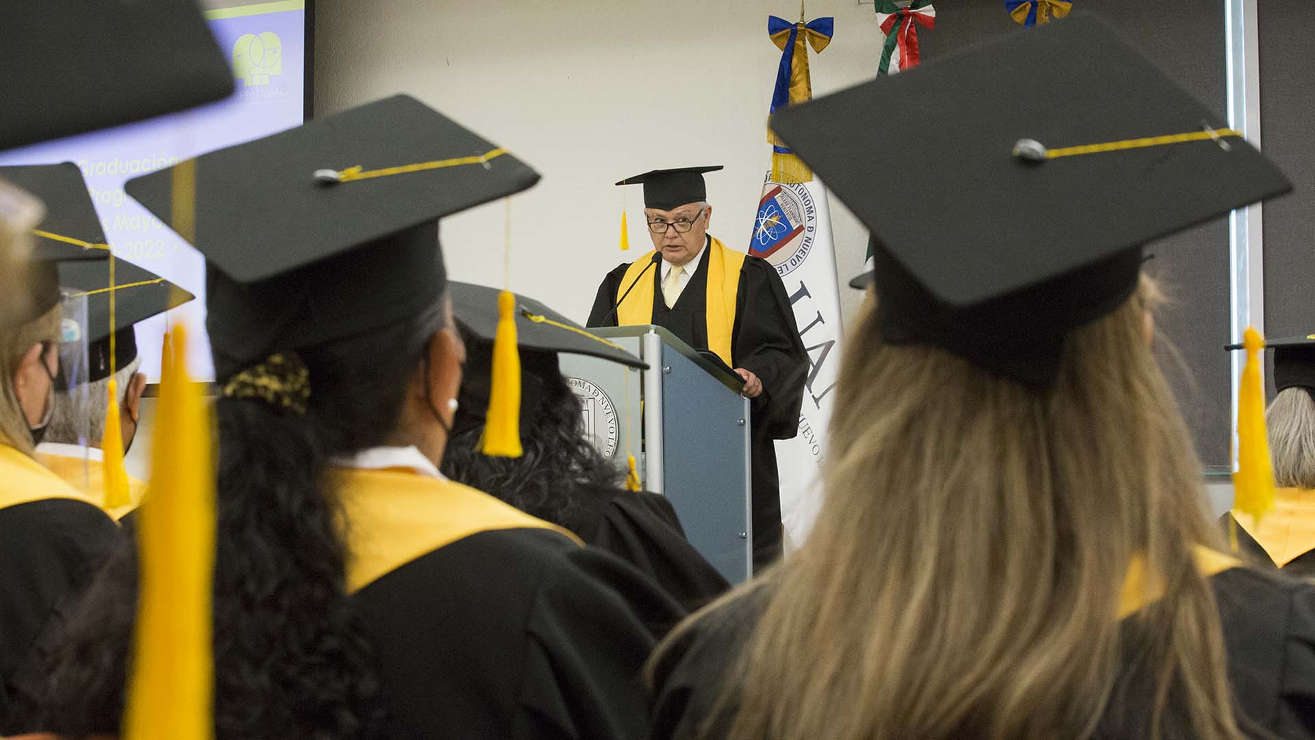 Se gradúan adultos mayores de la UANL