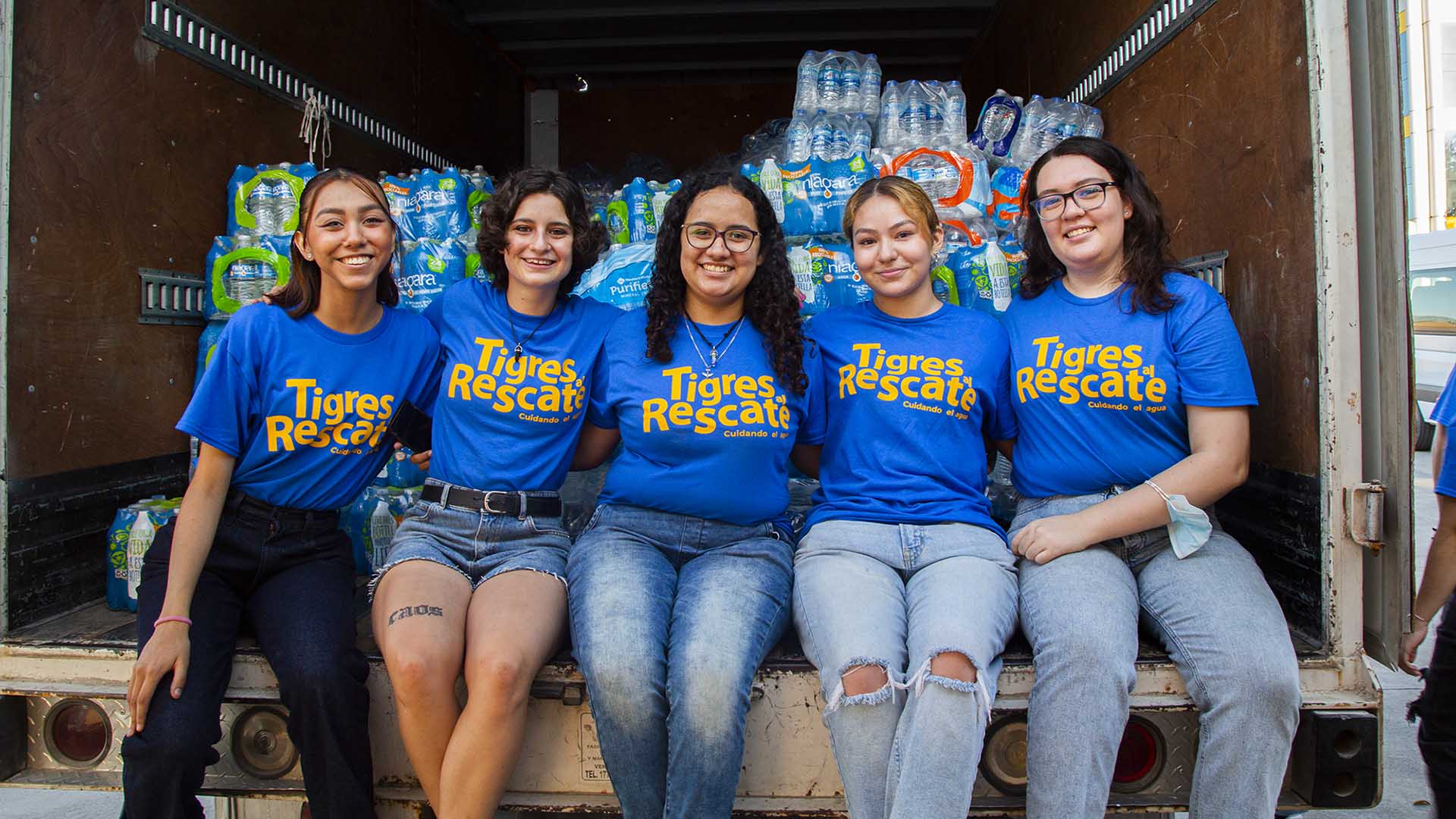 Dona Tigres al Rescate agua a casa hogar