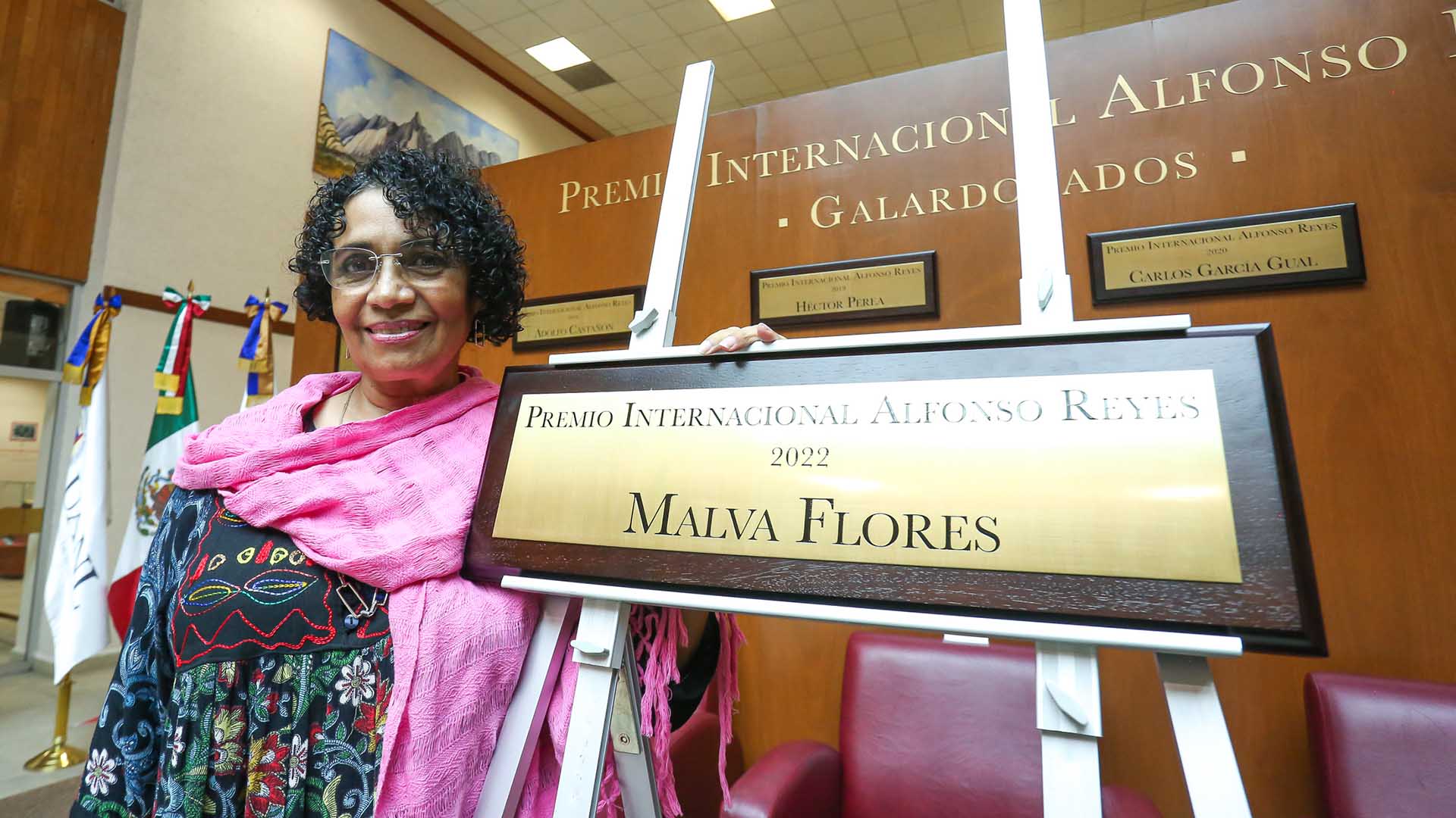 Entregan el Premio Internacional Alfonso Reyes a Malva Flores