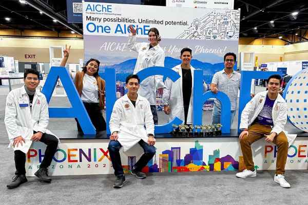 Premian auto diseñado por estudiantes de FCQ