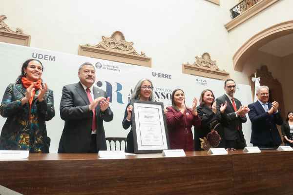 Premia UANL a Rivera Garza con Alfonso Reyes