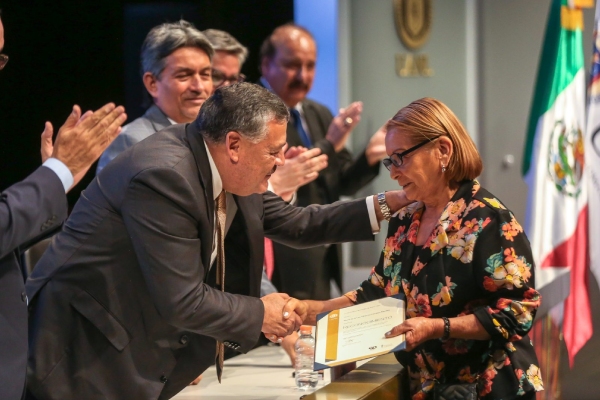 Honran dedicación y servicio de trabajadores de la UANL