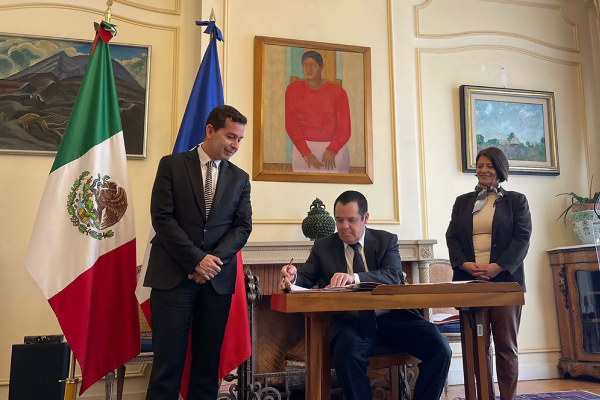 Firma UANL convenio con centro de psiquiatría y neurociencia de París