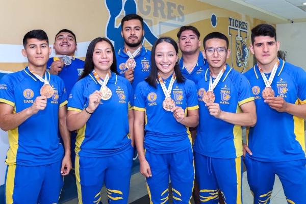 Acapara medallas equipo de lucha universitaria