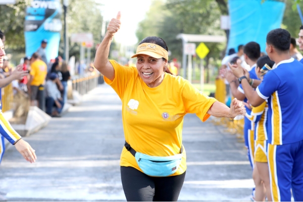 Realiza UANL carrera con causa por los adultos mayores