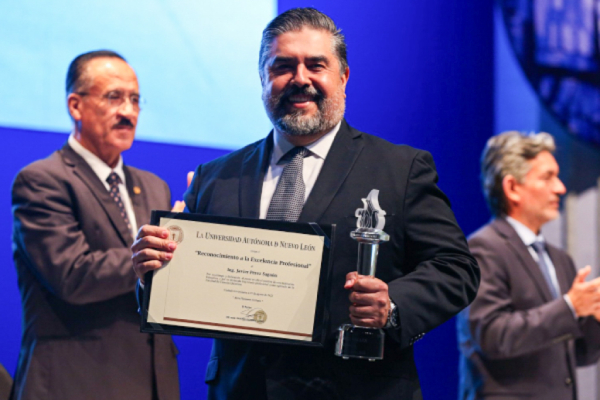 Reconoce UANL excelencia profesional de sus egresados