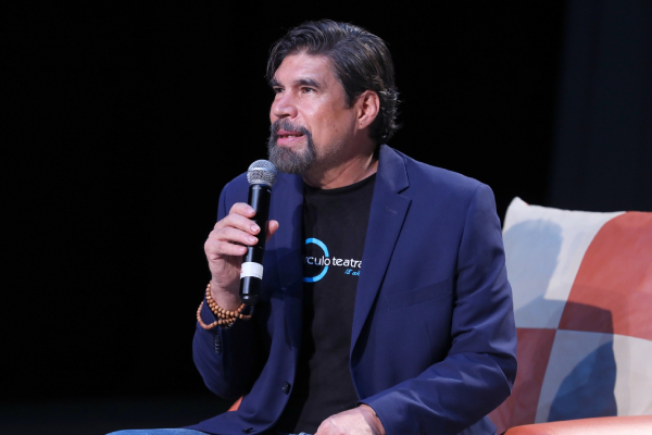Dialoga Alberto Estrella sobre posibilidades de expresión del teatro