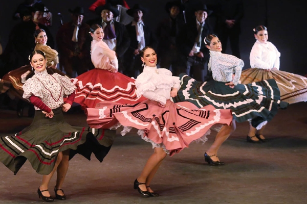 Difunde Compañía Titular de Danza tradiciones y costumbres nacionales