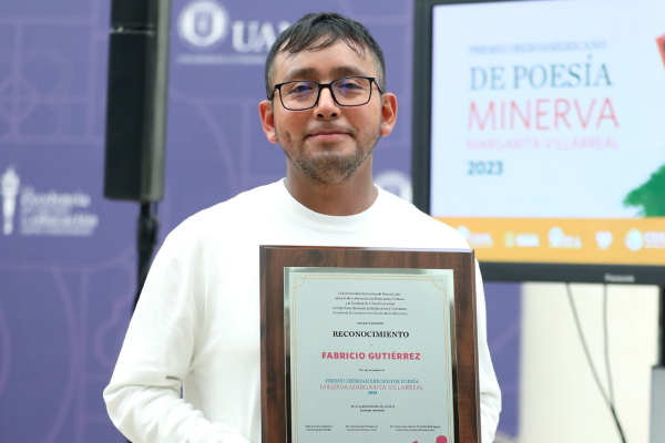 Recibe Fabricio Gutiérrez premio “Minerva Margarita Villarreal”