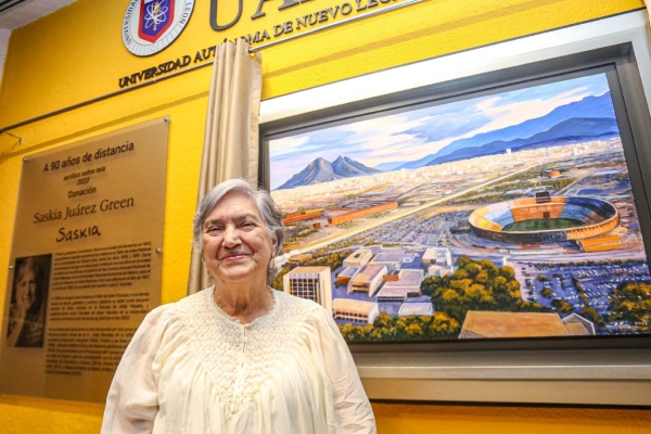 Saskia Juárez dona obra “A 90 años de distancia” en homenaje de UANL