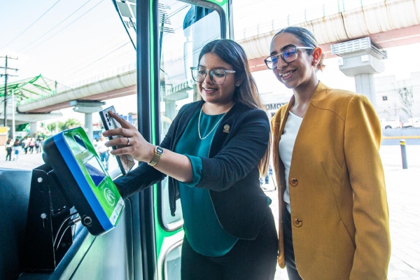 Firman UANL y Metrorrey convenio que brindará tarifa preferencial a estudiantes