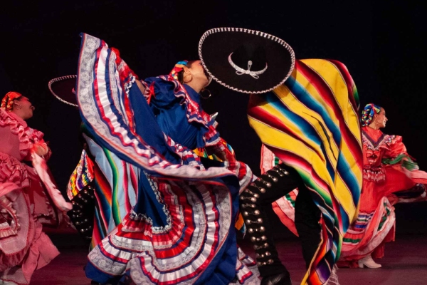 Universitarios celebran diversidad cultural con muestra de danza folklórica