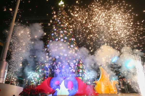 Enciende pino navideño espíritu festivo en UANL