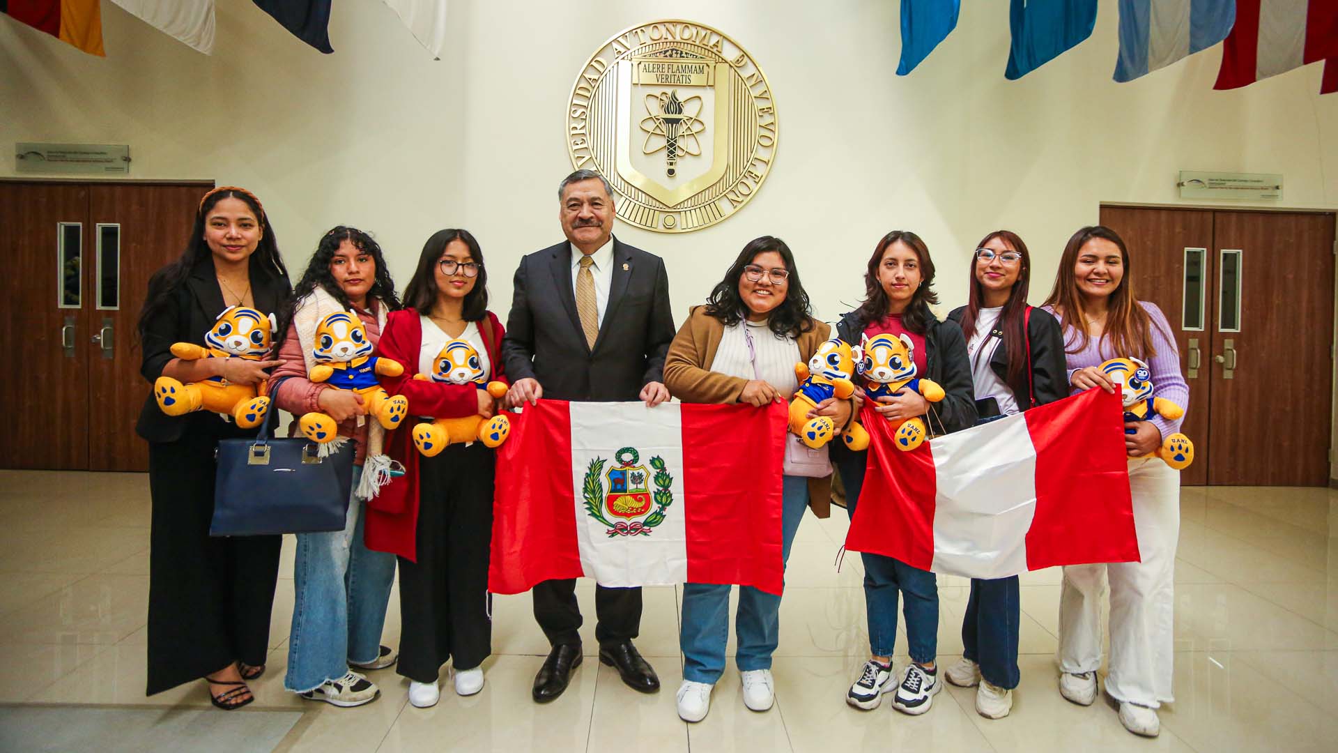 Recibe Santos Guzmán a estudiantes que harán una estancia en la UANL