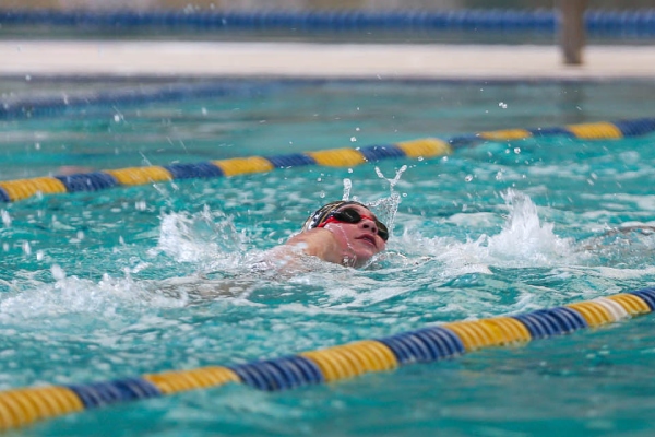 Inician cursos de natación en Centro Acuático Universitario