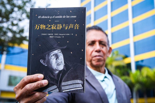 Poeta presenta versión en chino de su poemario en festival de Shanghái