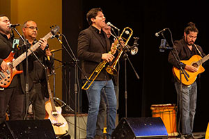 Recorren bachilleres historia musical latina con el Grupo El Tigre