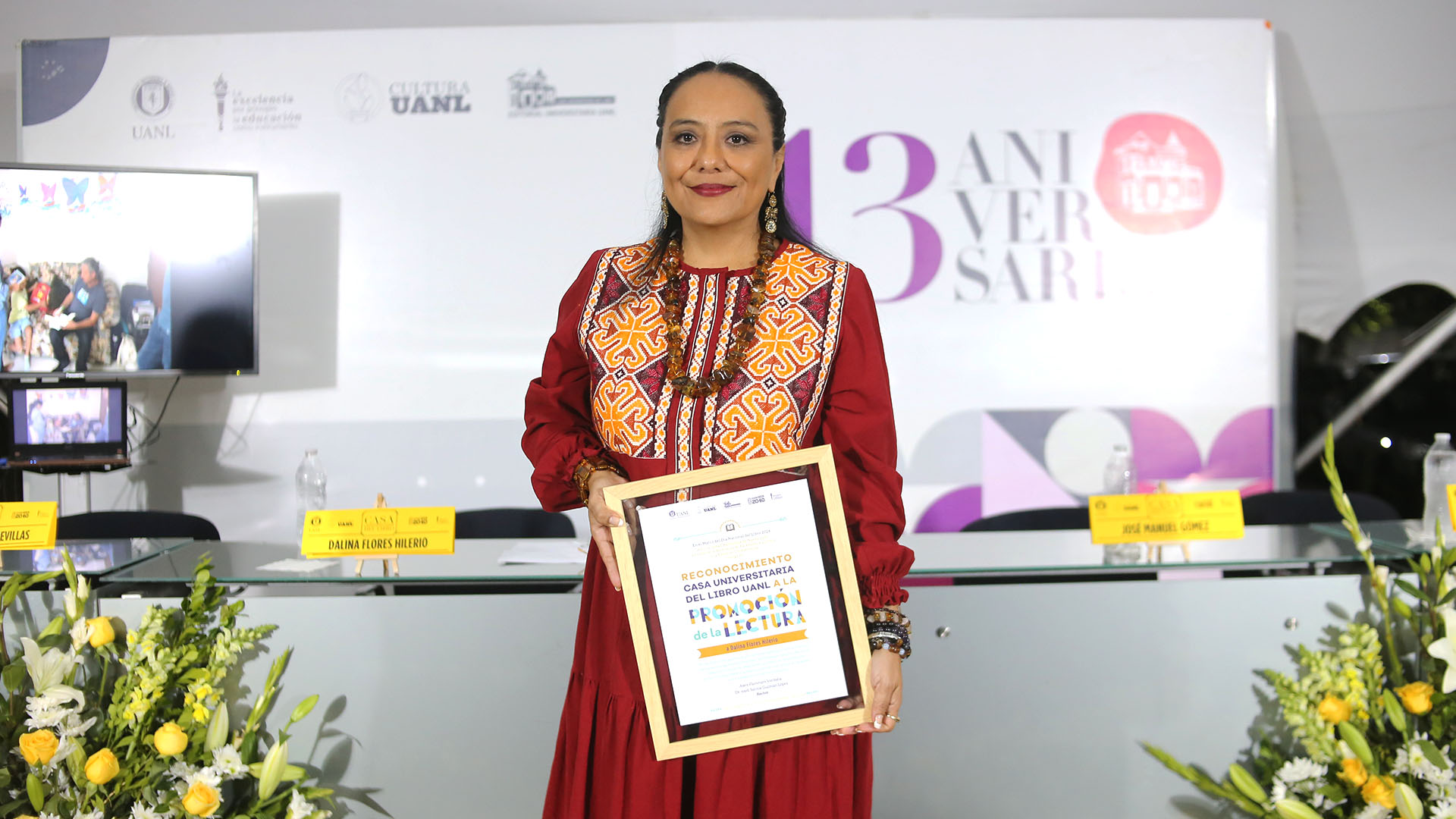 Reconocen promoción de la lectura de la escritora y docente Dalina Flores