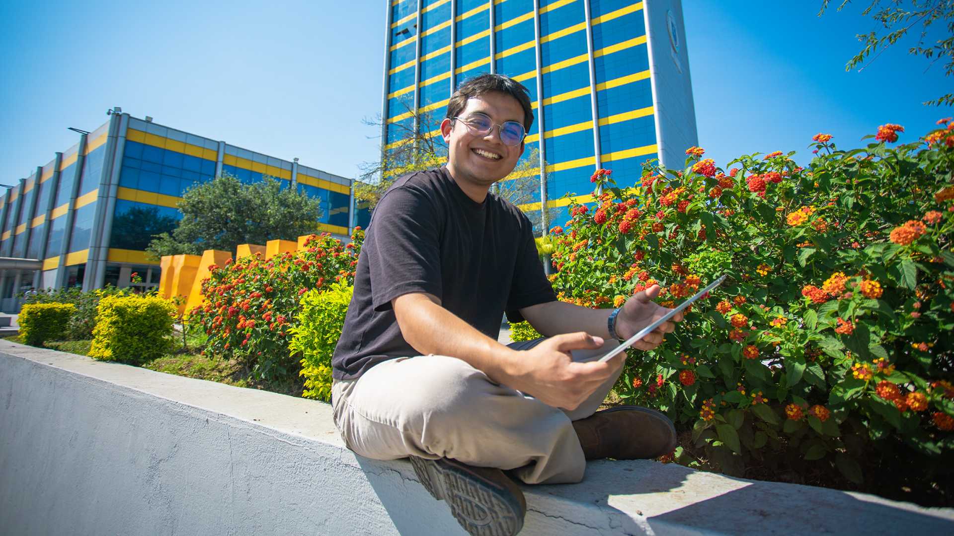 Fundación UANL ofrece becas de inglés a universitarios