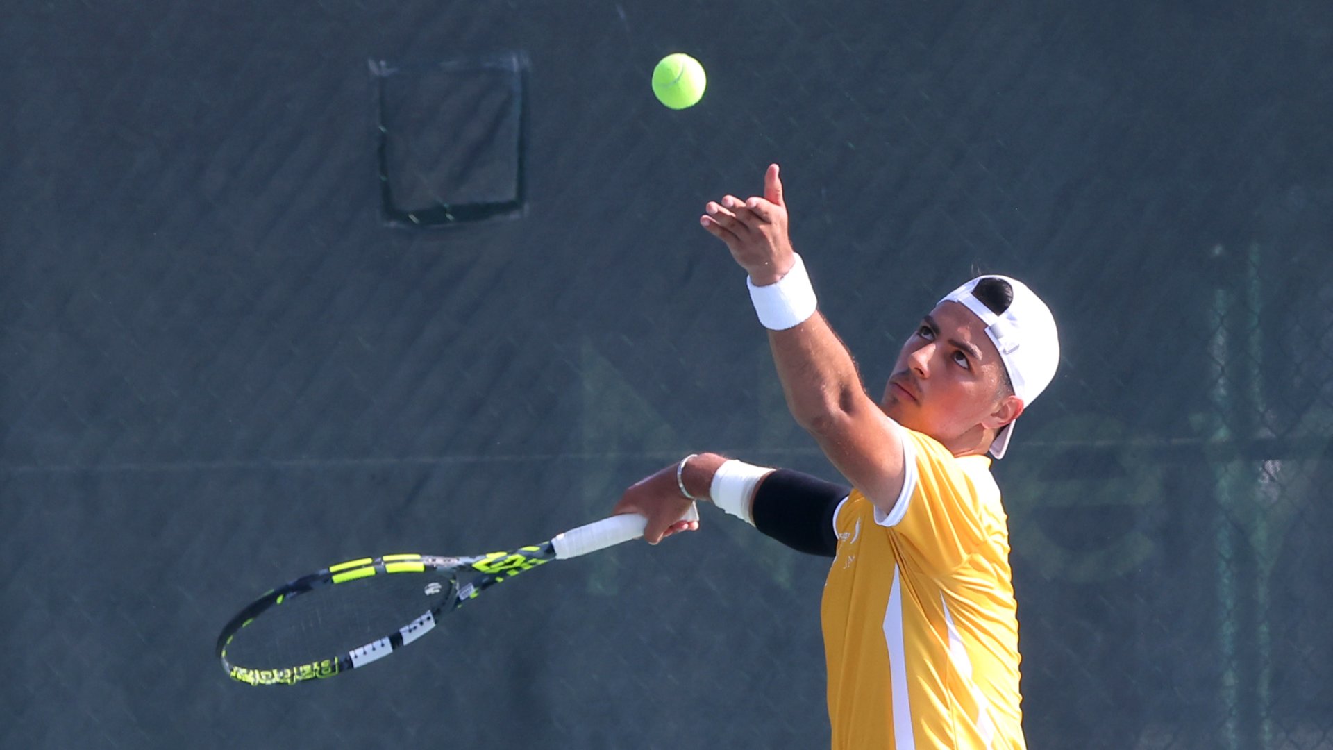 Emiliano Aguilera hace historia en el tenis de la UANL