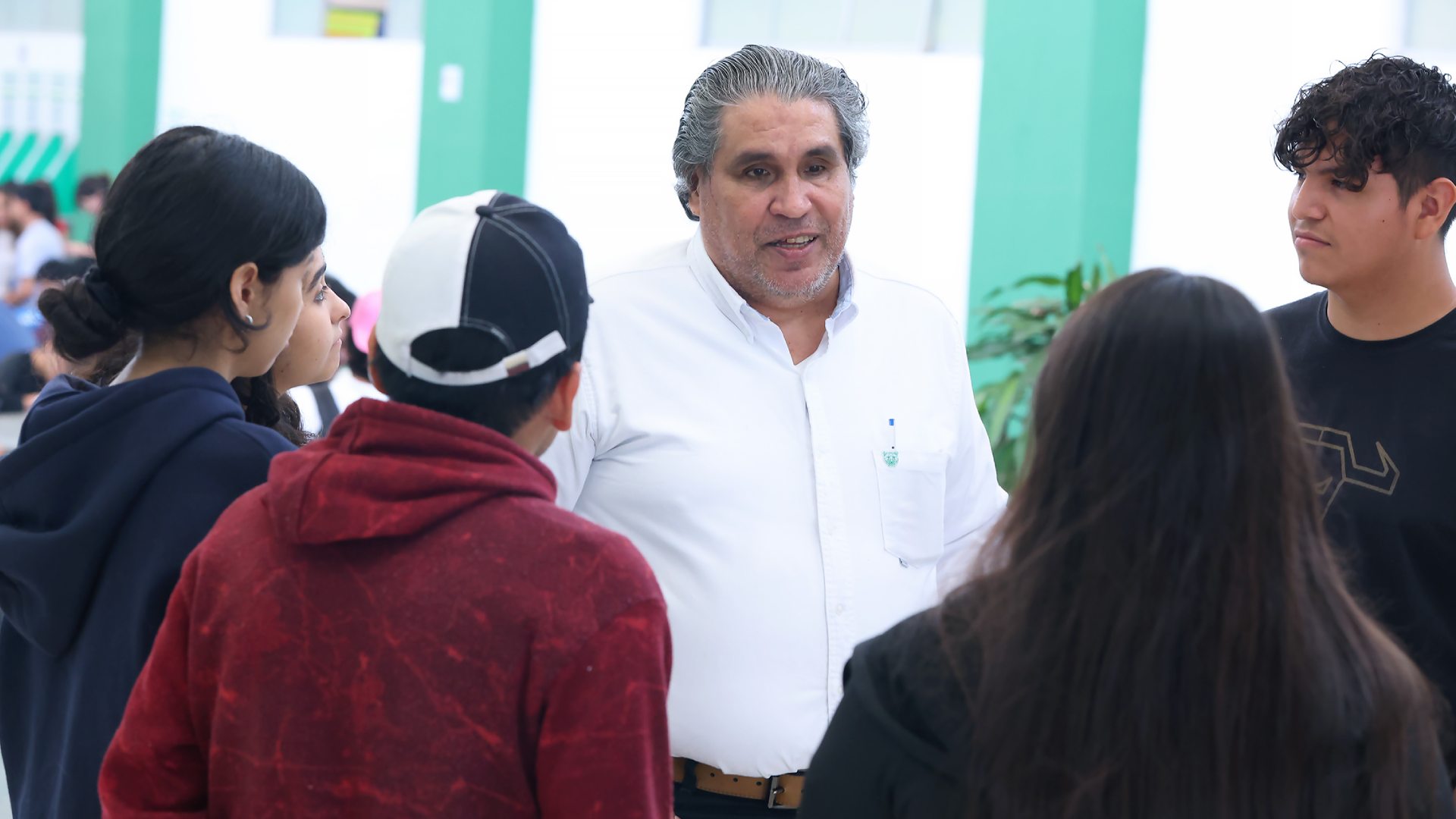 Inspira maestro de UANL a que alumnos cumplan sus sueños
