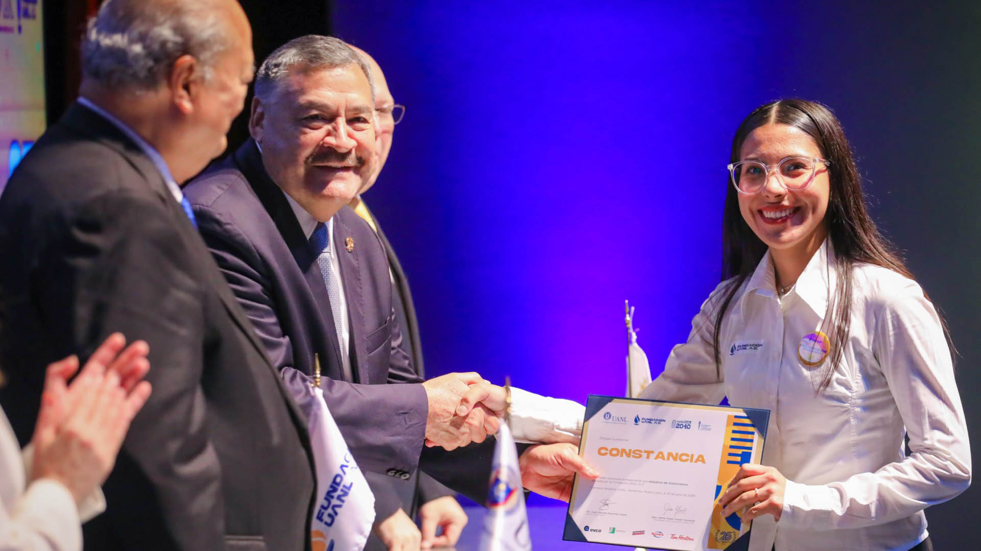Se gradúan profesionistas becados por la Fundación UANL