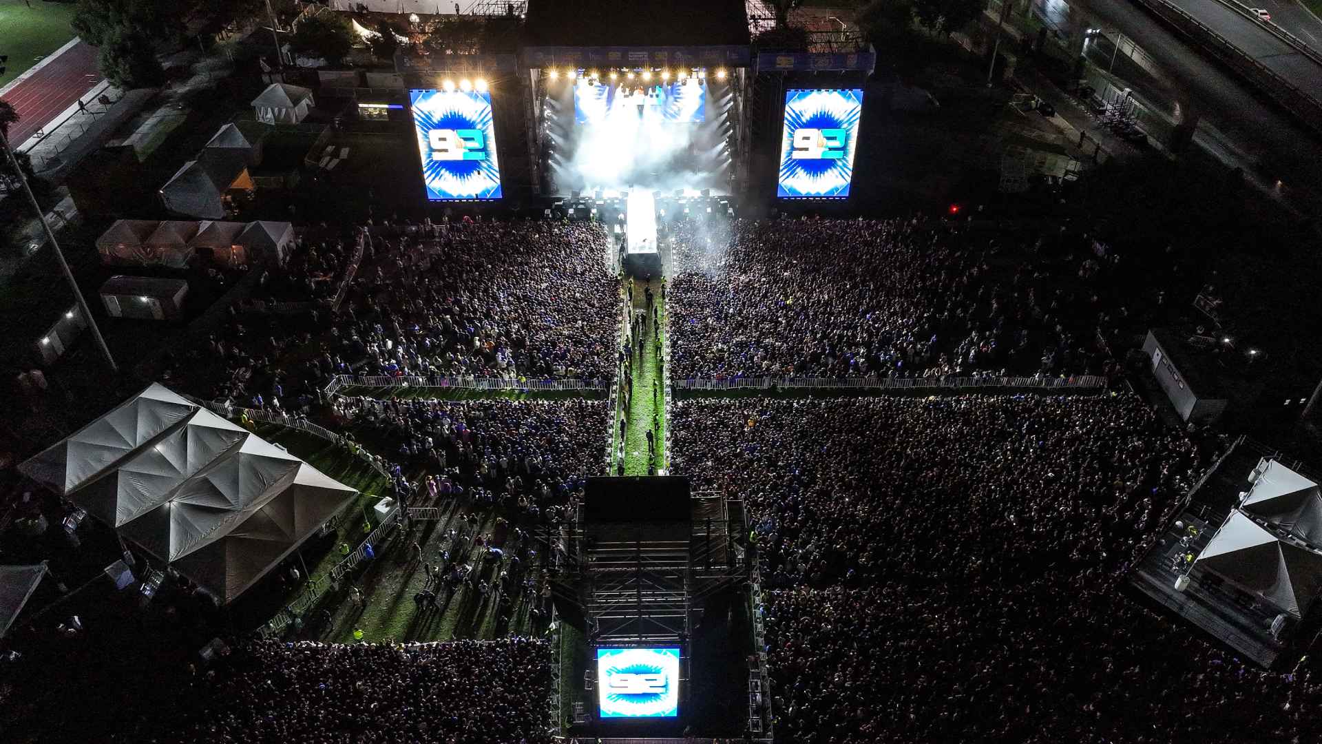 Festeja UANL con estrellas y alumnos su 92 aniversario