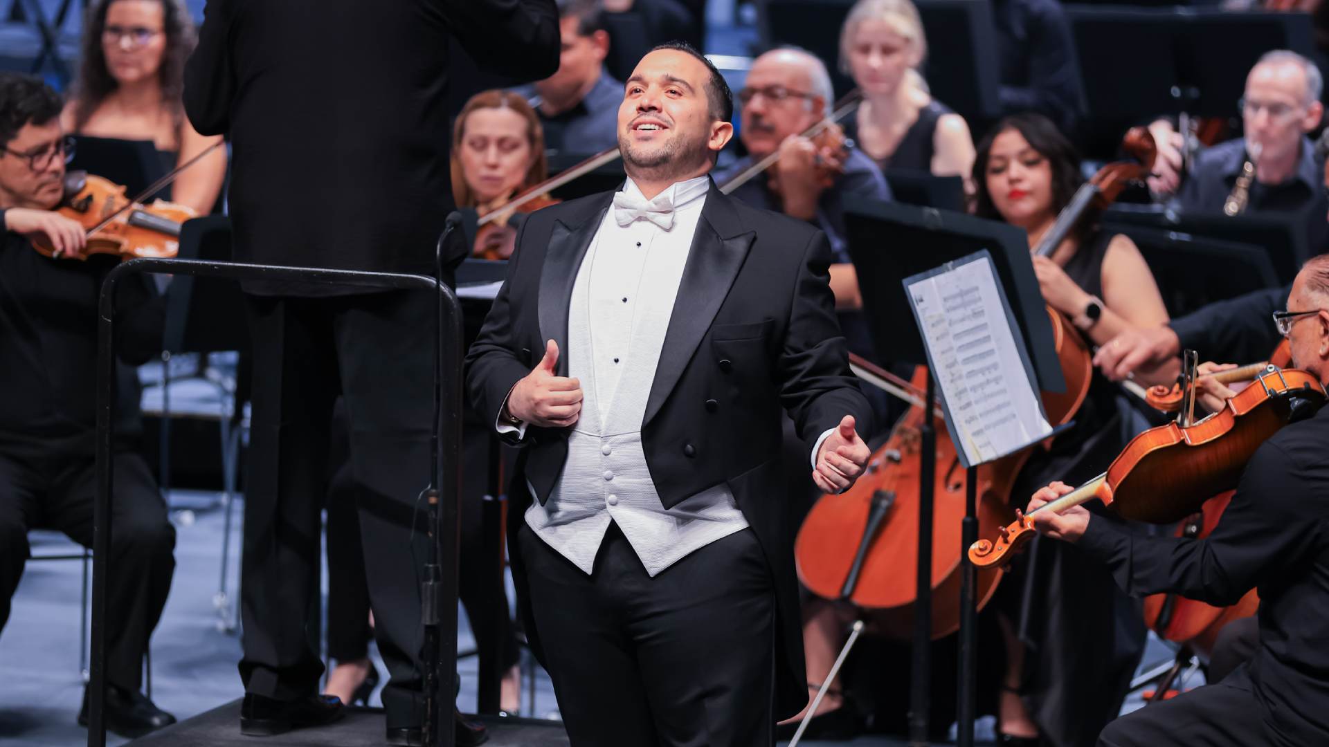 Debuta el tenor Andrés Moreno con la OSUANL