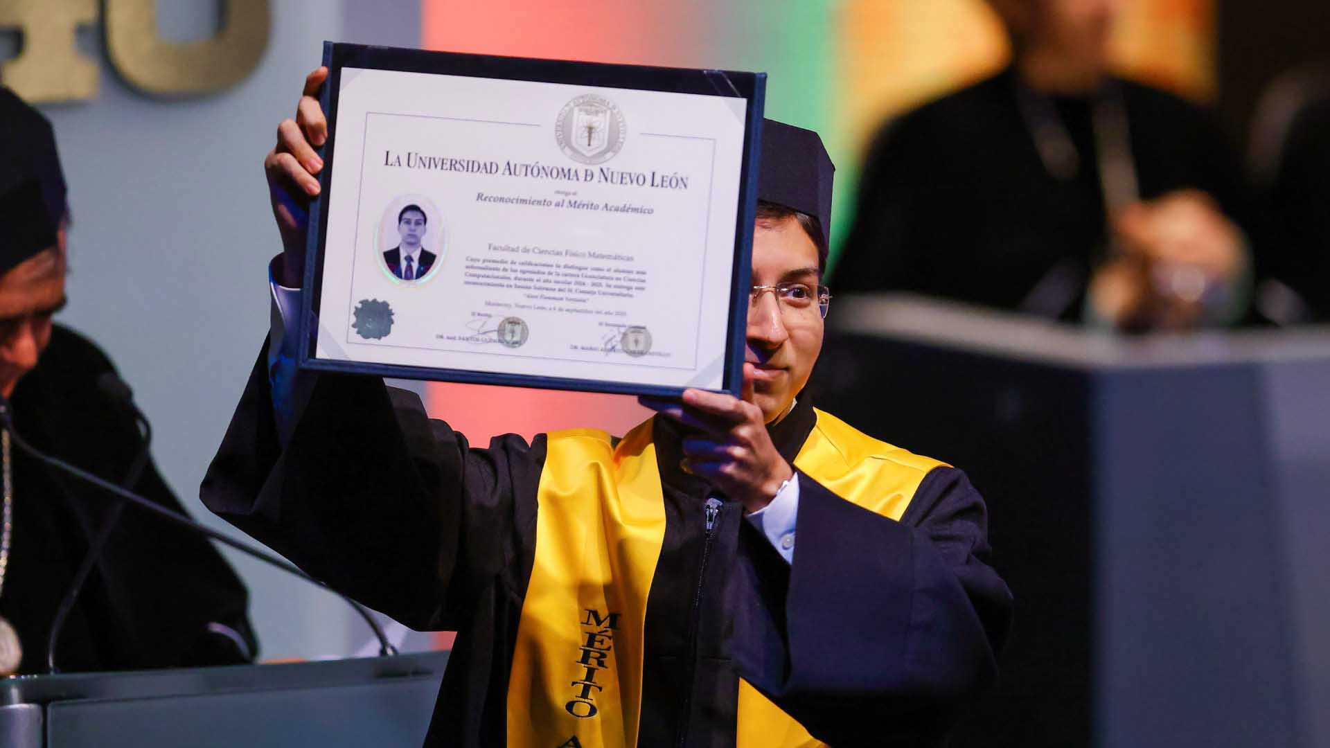 Reconocen mérito académico de egresados de preparatoria y facultad