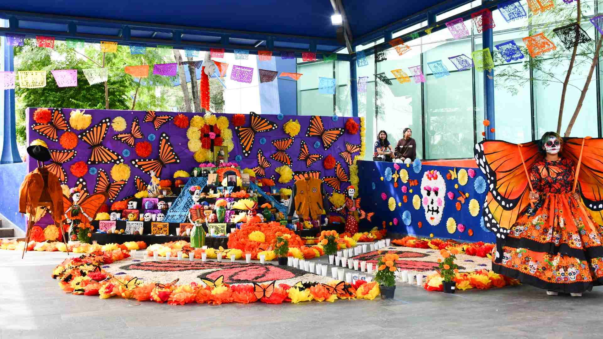 Honran a los difuntos con altares universitarios