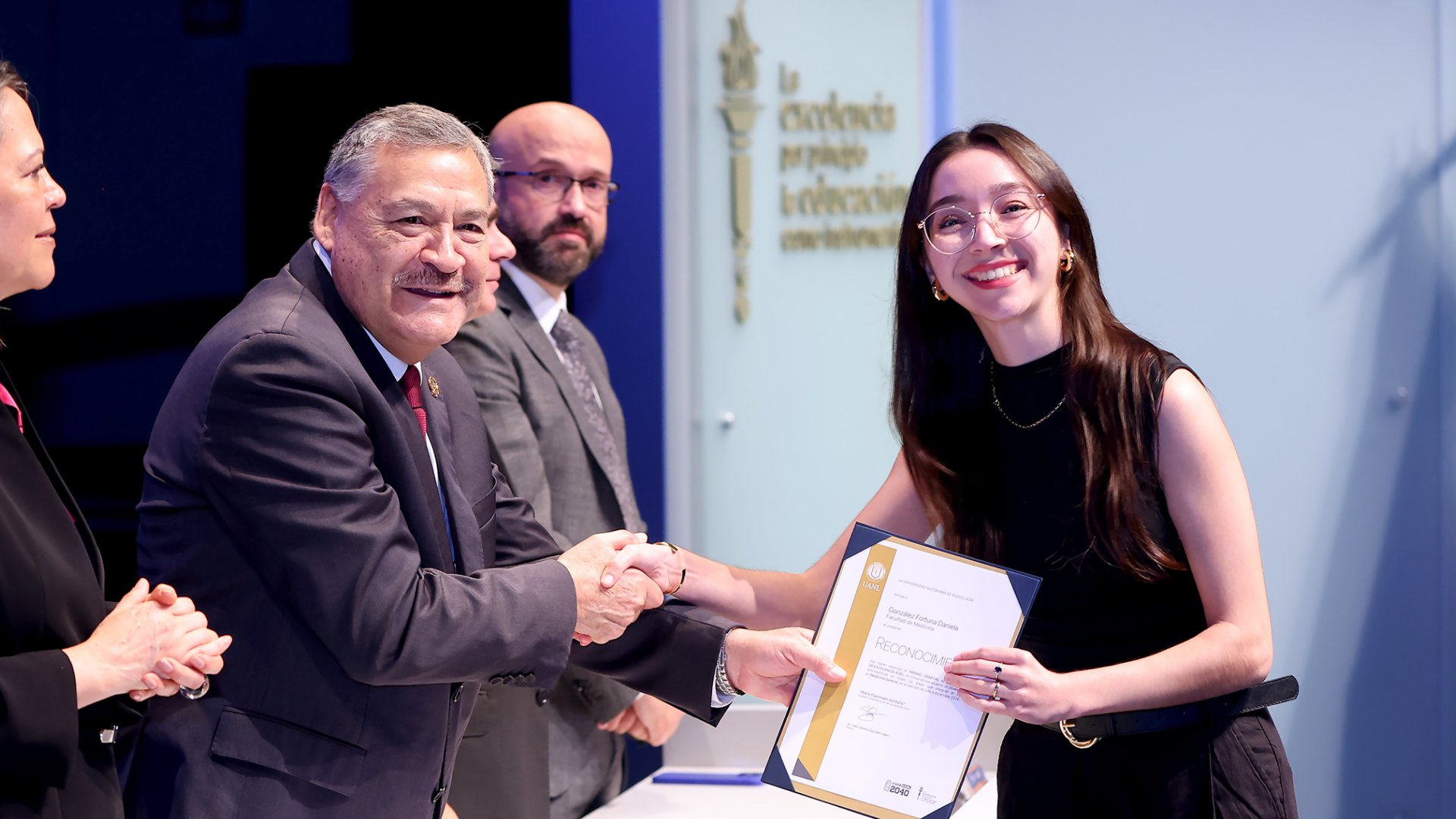 Destacan egresados de la UANL en el Premio Ceneval 2024