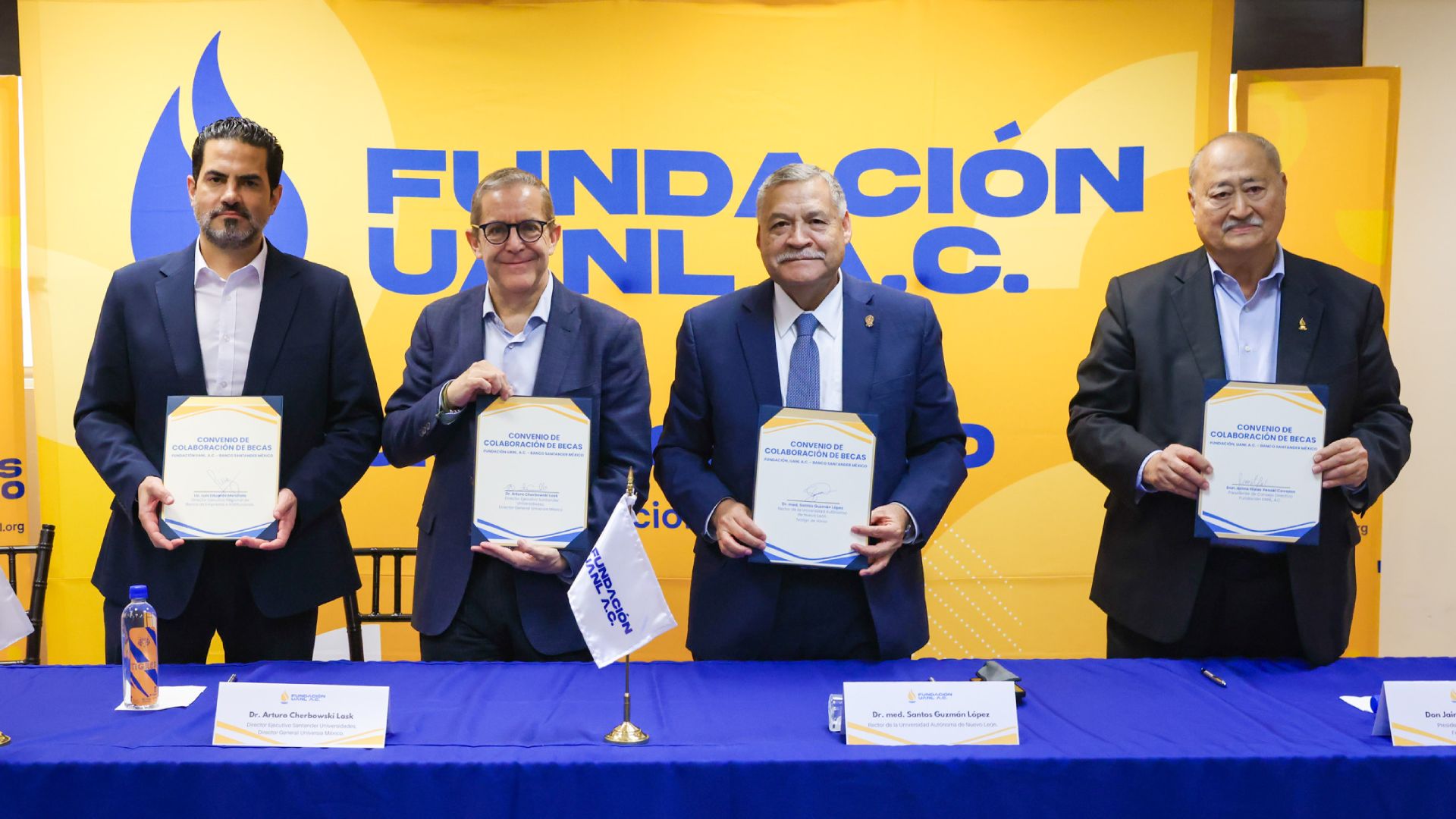 UANL y Banco Santander apoyan con becas a más de mil estudiantes