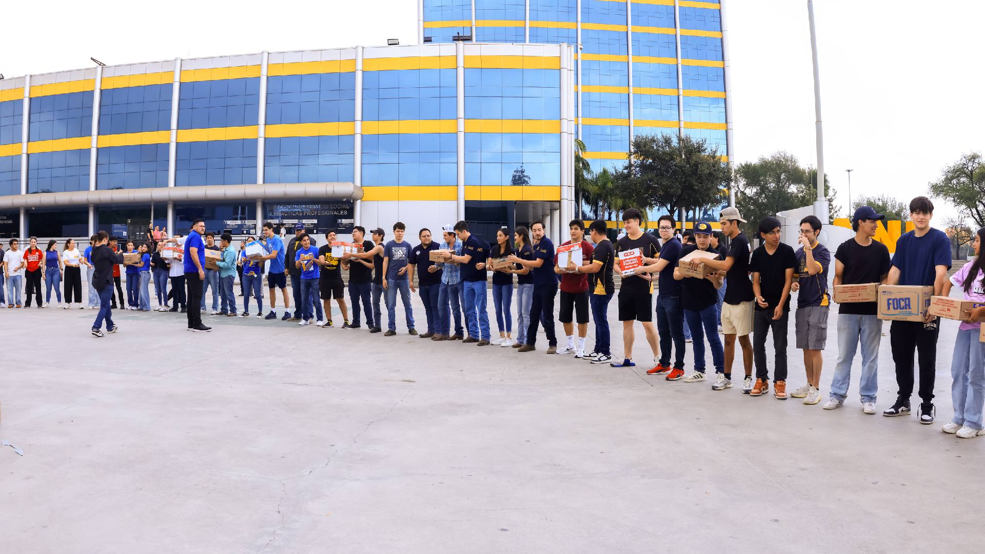 Colecta mano cadena de UANL once toneladas de ayuda para Veracruz