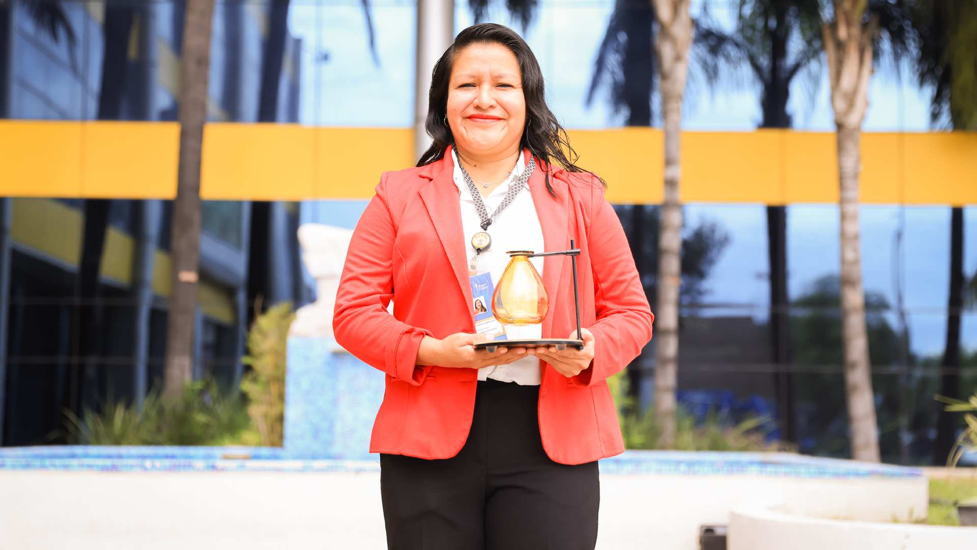 Obtiene Premio Mujeres en la Ciencia por investigación sobre abejas mexicanas