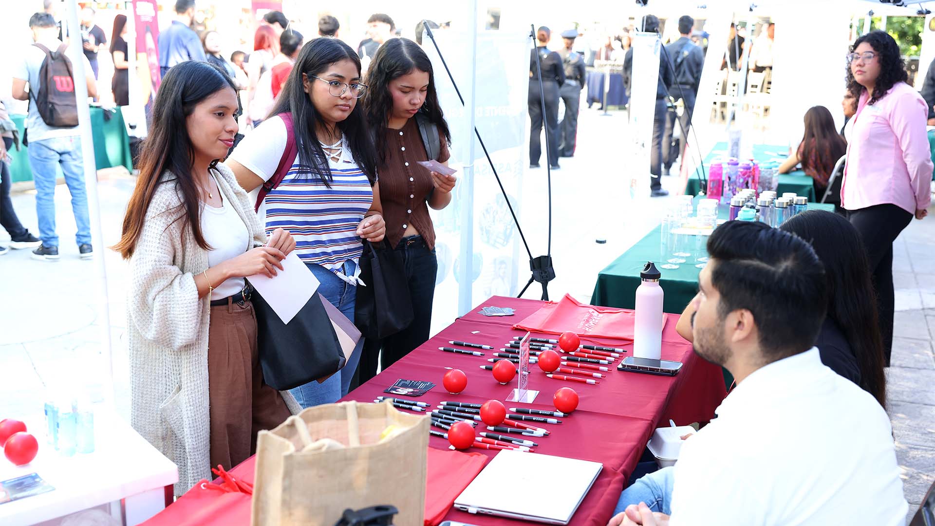 Busca FACDYC insertar a estudiantes en el ámbito laboral