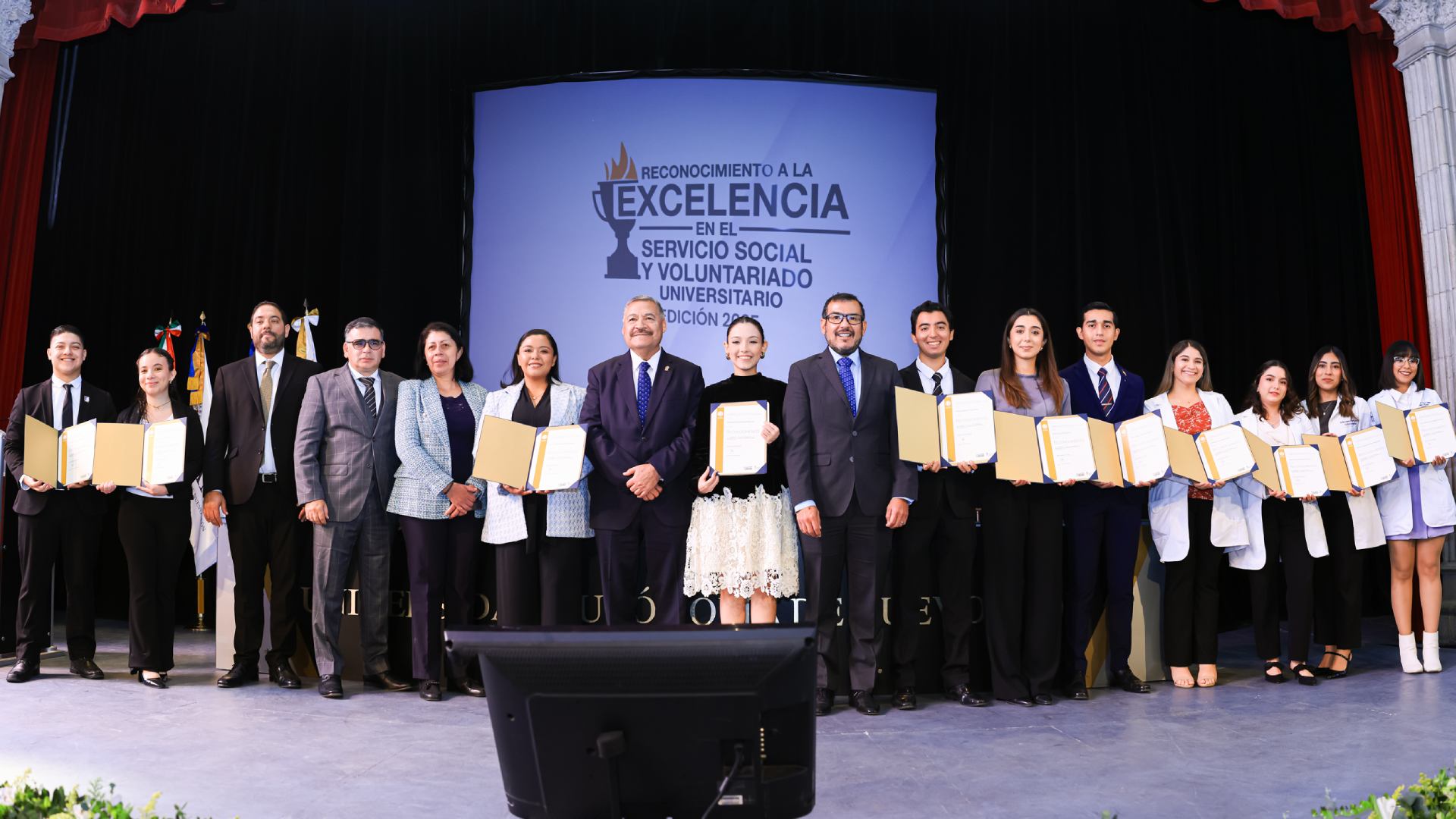 Reconoce UANL a universitarios por su compromiso social y voluntariado