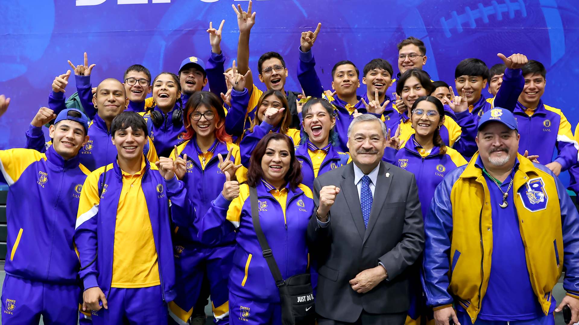 Deportistas reciben reconocimiento por su desempeño