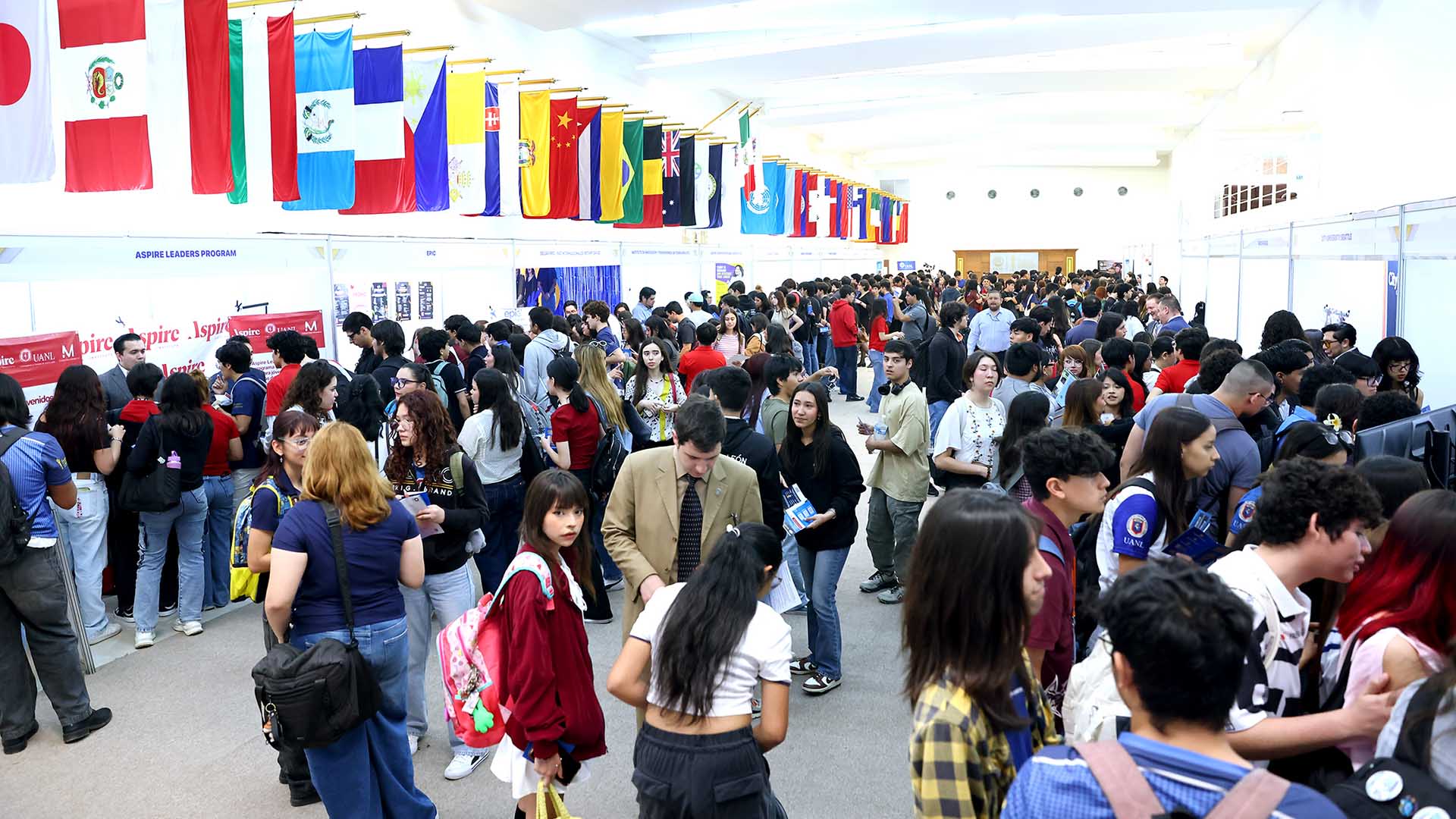Vinculan a estudiantes con instituciones extranjeras en feria de internacionalización