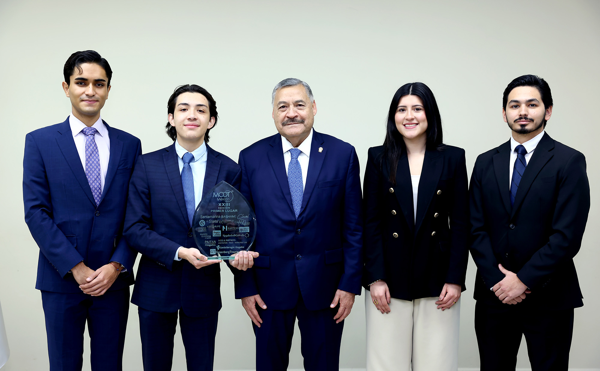 Convencen sus destrezas en arbitraje comercial en concurso internacional