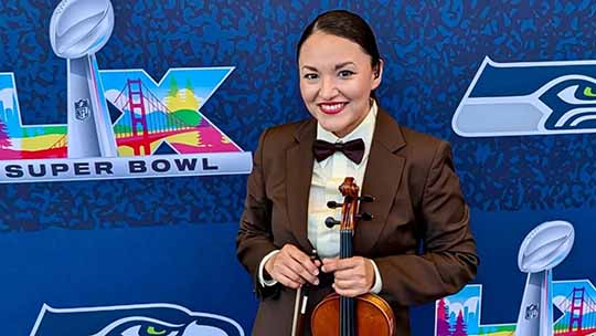 Exviolinista de la OSUANL brilla en show del medio tiempo del Súper Tazón