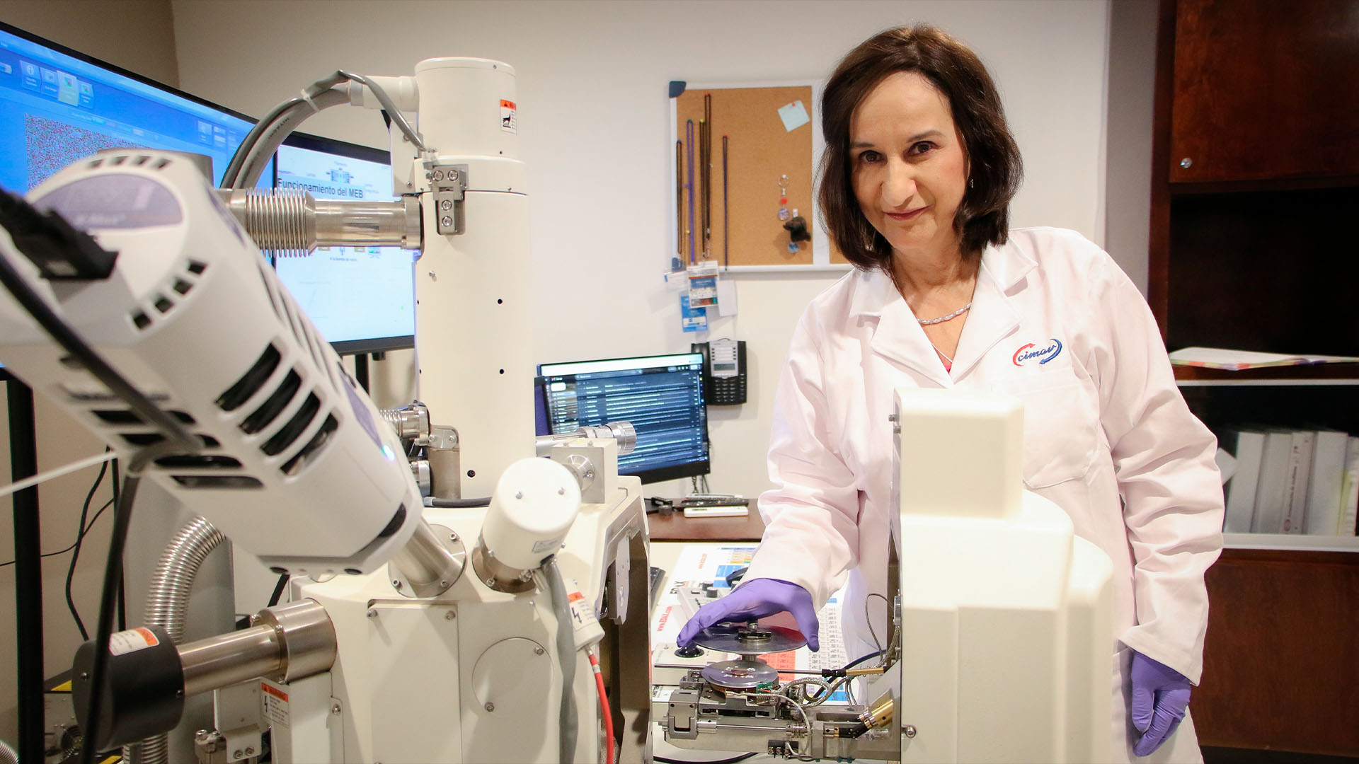 Pone científica sello UANL en proyectos globales