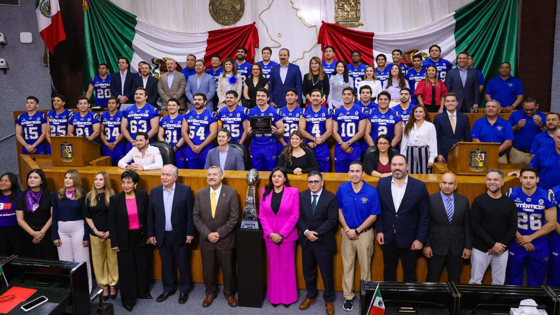 Congreso de Nuevo León reconoce a los Auténticos Tigres campeones